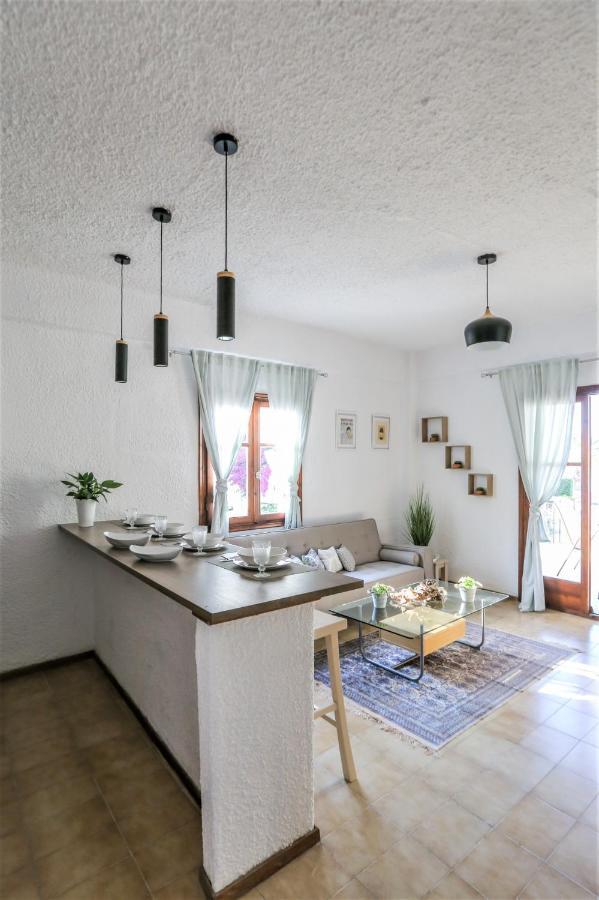 Beachfront Deluxe Apt. Пефкохорі Екстер'єр фото