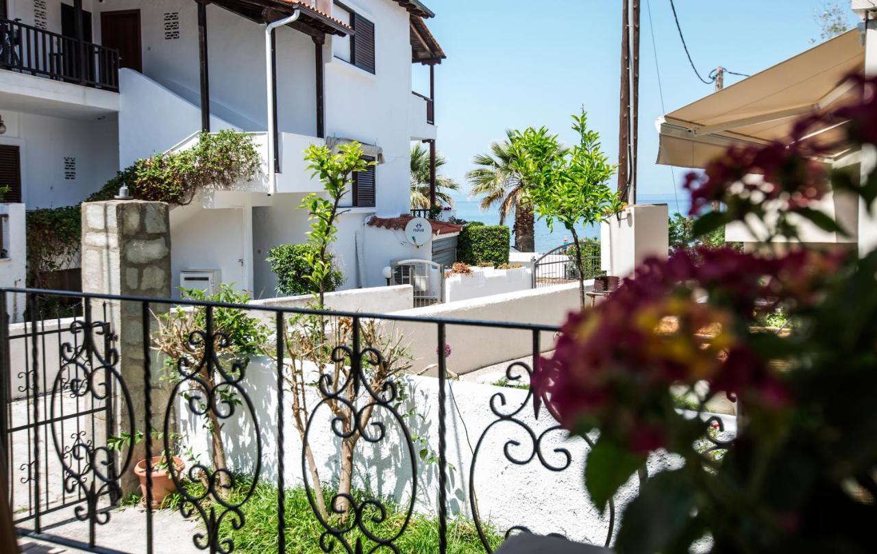 Beachfront Deluxe Apt. Пефкохорі Екстер'єр фото